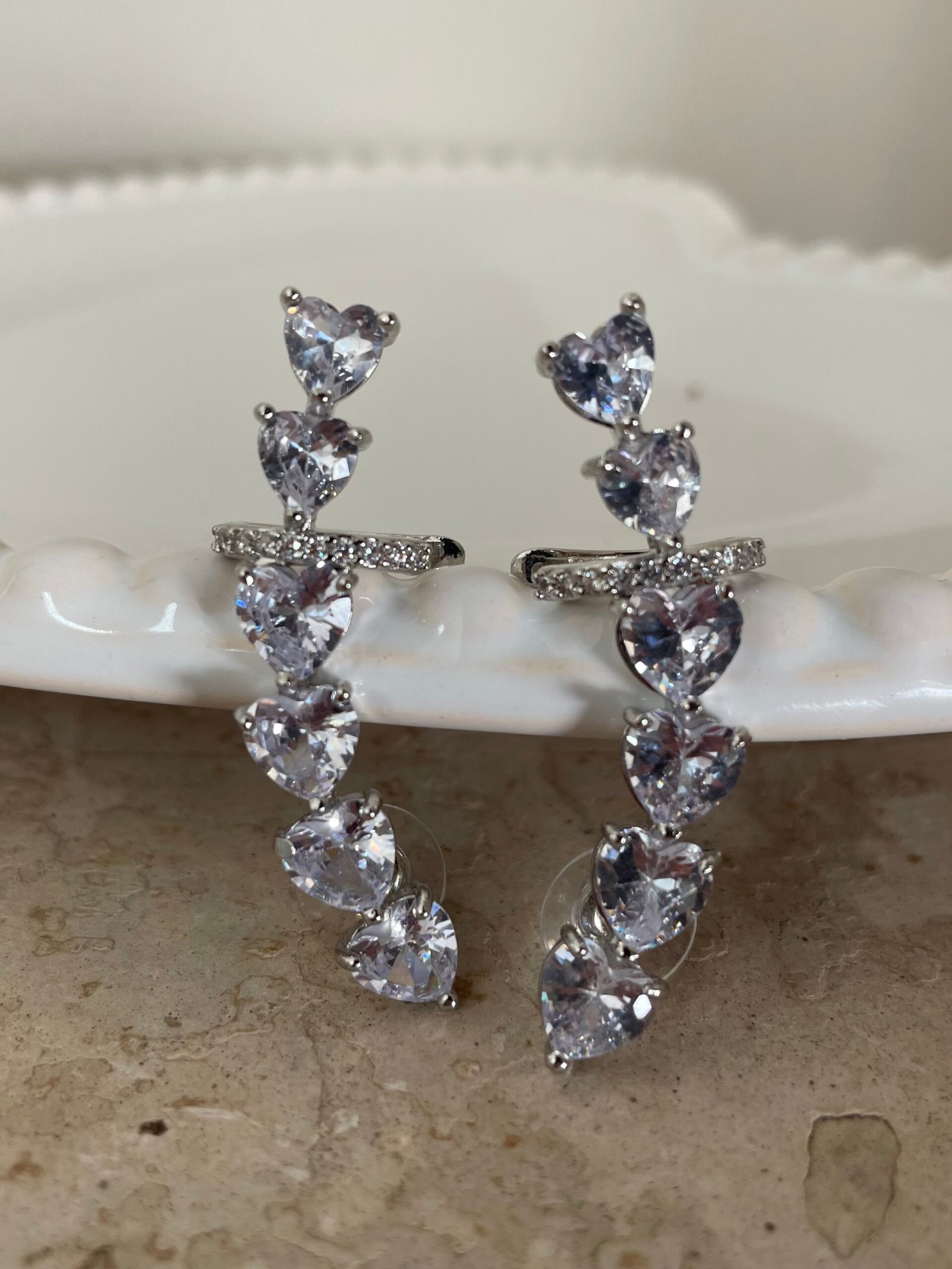 Brinco Earcuff Coração - Folheado a prata.