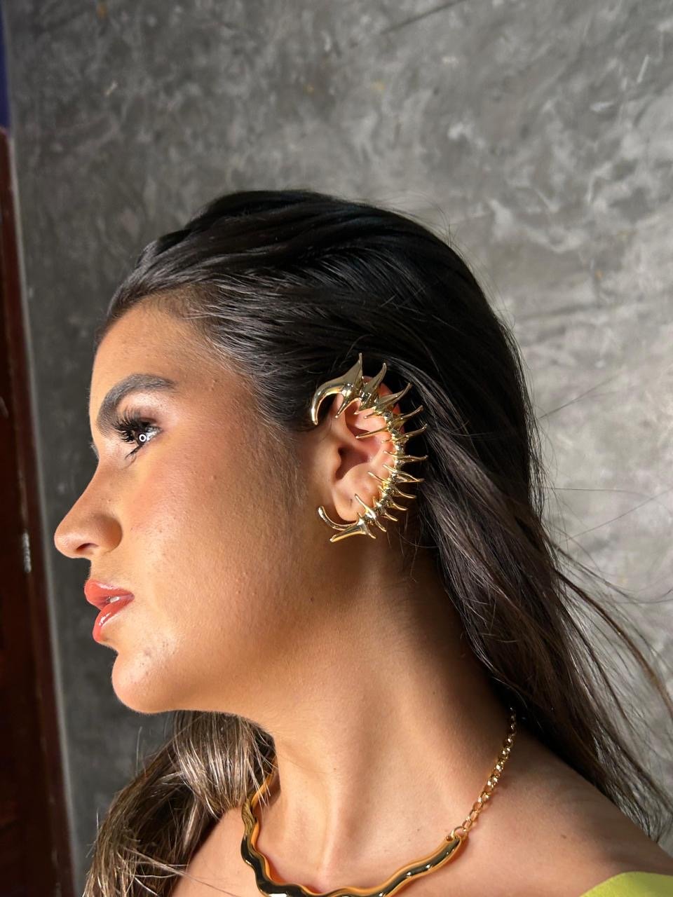 Brinco earcuff escamas
